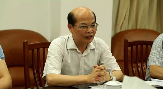 自治区人大法委主任委员、自治区人大常委会法工委主任陈伟雄