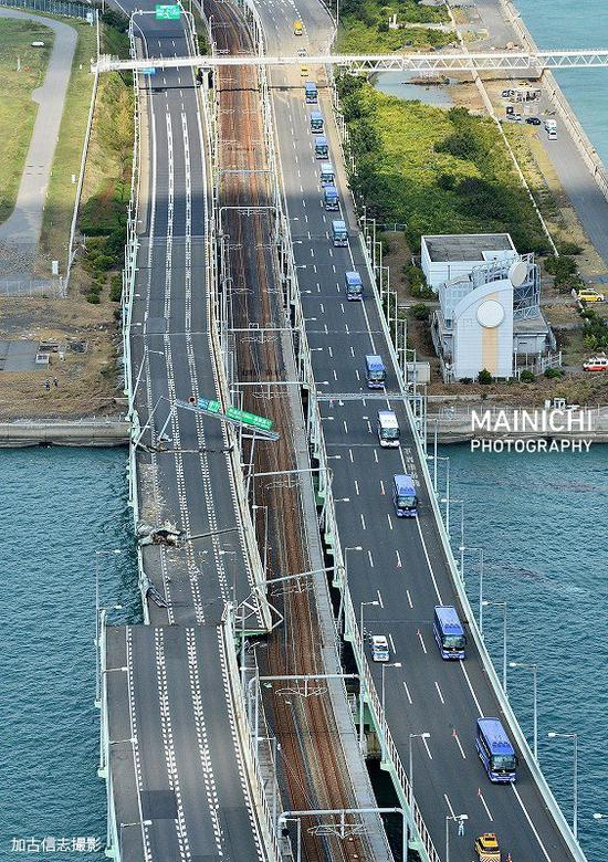 目前北侧暂可通行，机场组织大巴车外运滞留旅客，但不对公众车辆开放（每日新闻 图）