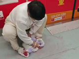地铁吐血擦地女孩病情仍无法控制：5月20日还收到了病危通知单