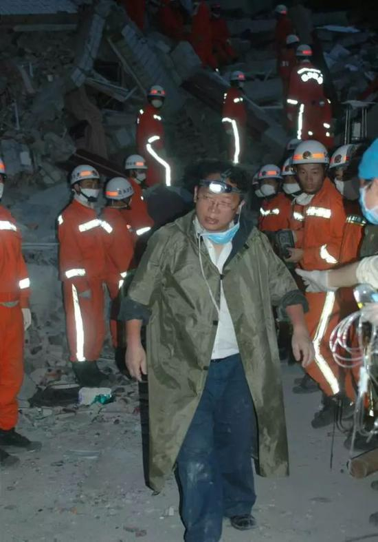 2008年5月18日晚上，手术结束，杨欣建走出废墟，浑身被汗浸湿。受访者供图