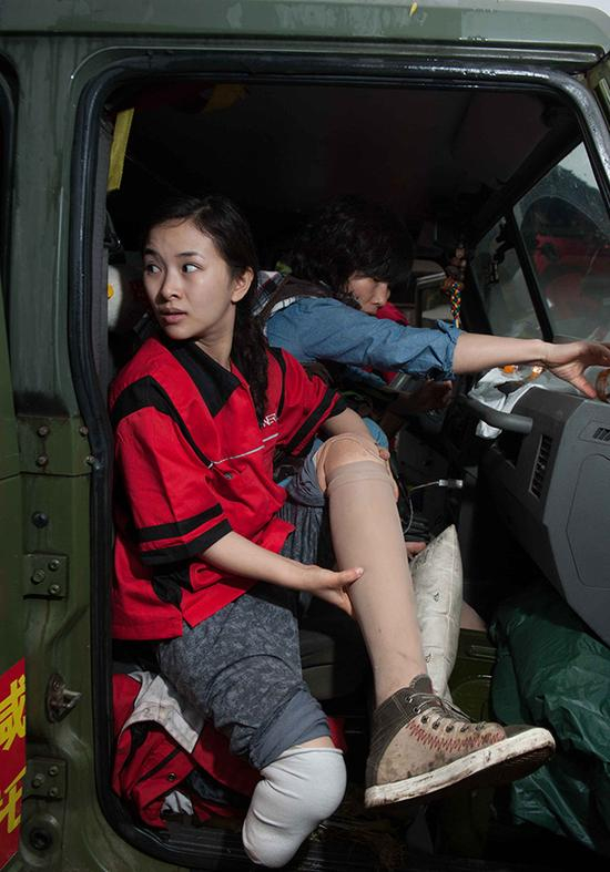 雅安地震发生时，廖智穿着义肢奔赴现场做志愿者&nbsp; 视觉中国 图