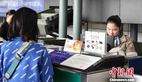 现场测试速度是4G的50倍 岳联通 摄