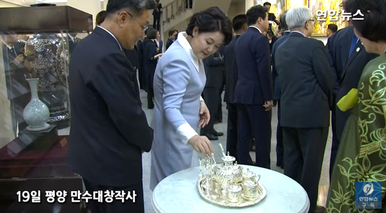 今年9月，文在寅夫妇参观万寿台创作社（图/纽西斯通讯社）