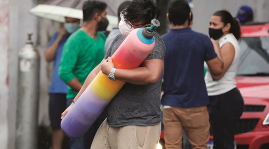 　　1月15日，在巴西亚马孙州马瑙斯，新冠确诊患者的亲属们为患者购买氧气。巴西卫生部15日宣布，亚马孙州确诊首例由当地发现的变异新冠病毒导致的二次感染病例。图/路透