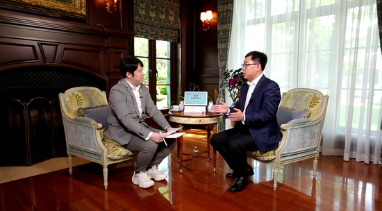 华为融合视频领域总裁、视频领域资深专家 何晶晶（右）