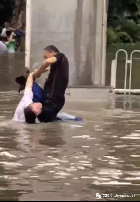 ▲6月8日，常某疑触电倒地，一名黑色衣服男子搭救。视频截图