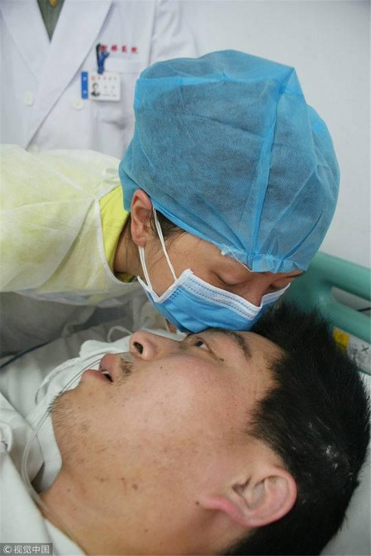 2008年5月20日，重庆，陈颖在地震后第一次见到老公马元江并送上深深一吻。图据视觉中国