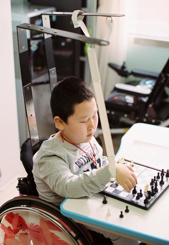下午2：30，草根对着棋谱拆解着对局，他偏爱的白子是常胜方。