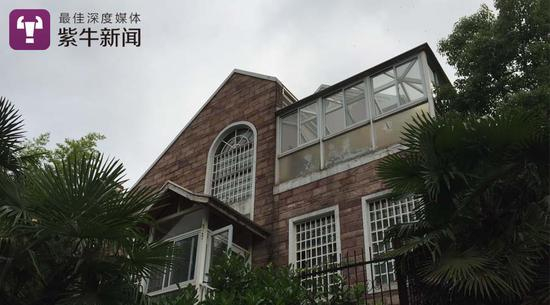 [这栋别墅的外观]