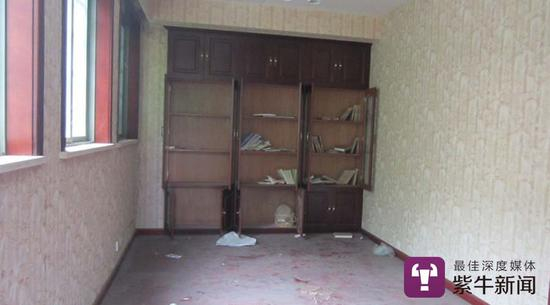 [别墅的地面上有厚厚的灰尘]