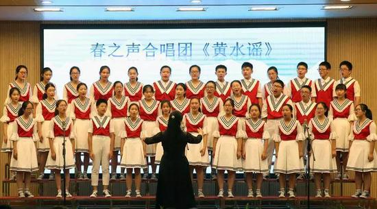 久隆模范中学学生在表演节目