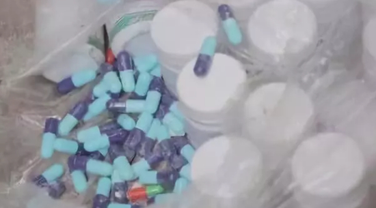 ▲以粉灰制造的假药 图据CNN