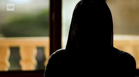 纳迪亚用不断颤抖的声音描述了自己那段曲折痛苦的历程 截图自CNN新闻