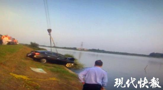 民警联系大型吊车将落水轿车吊起&nbsp; 图源：现代快报 下同