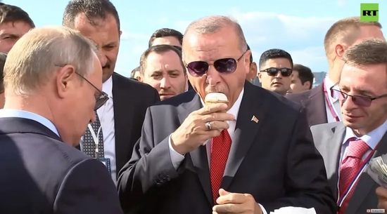 　·普京（左）请埃尔多安（右二）吃俄罗斯冰淇淋。（视频截图）