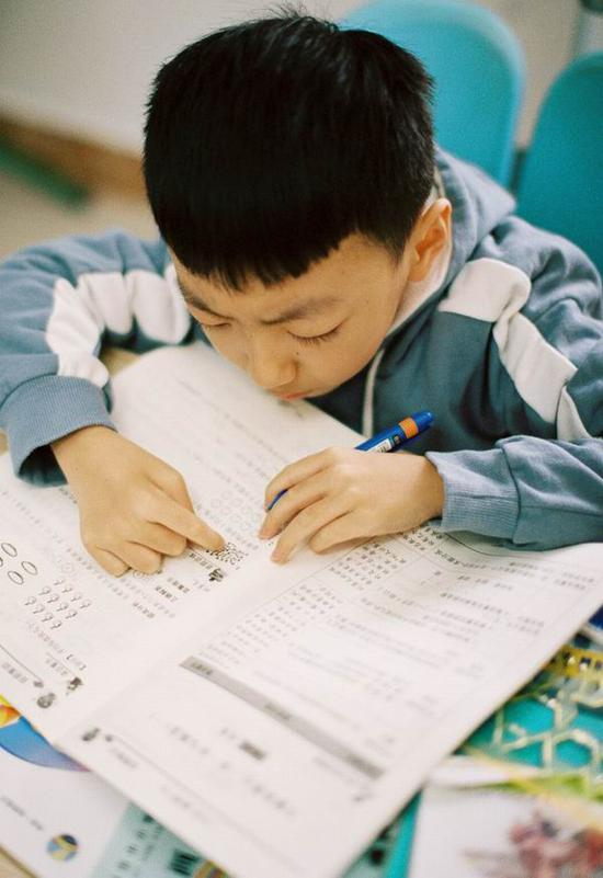 中午13：00，果果要完成当日的寒假作业，数学是他最喜欢也是最擅长的科目。