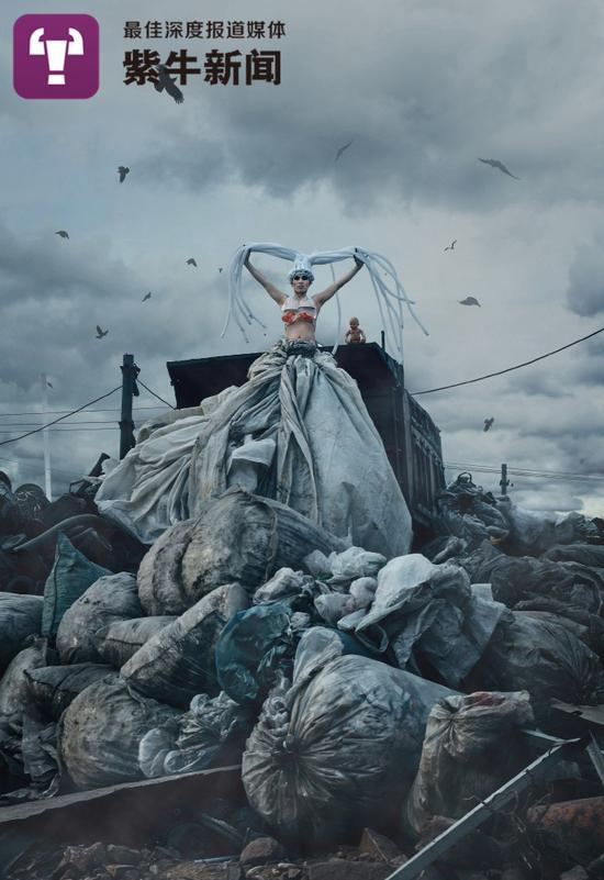 万云峰在垃圾场的塑料薄膜造型
