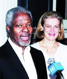 获得诺贝尔奖后，安南与妻子在纽约住所前接受媒体采访。