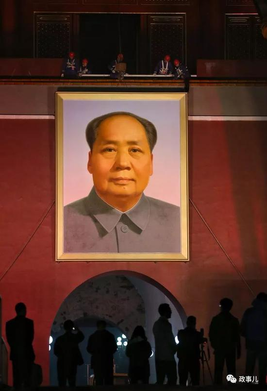 　已更换的新毛主席像。