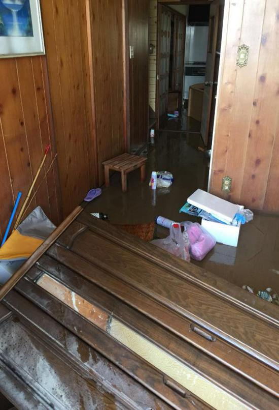 　赵先生母亲家被洪水浸泡后狼藉一片。