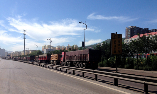 张中生被调查那年的中阳街景，运输车排长队 图自澎湃新闻