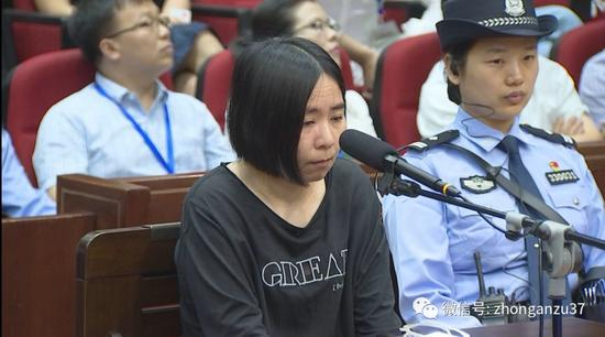 ▲杭州“保姆纵火案”庭审现场，莫焕晶表示认罪。