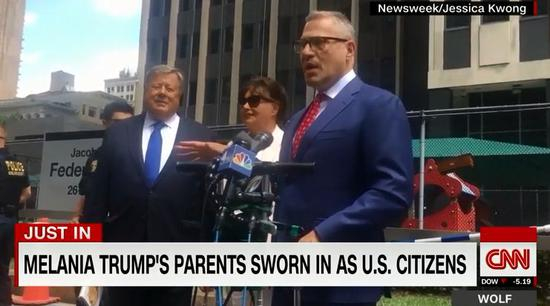 梅拉尼娅父母（左1，左2）现场&nbsp; 图源：CNN视频截图