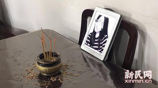 杨父在女儿遗照前上香