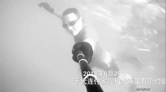 男子通过自拍录下视频。（图片来源于微博）