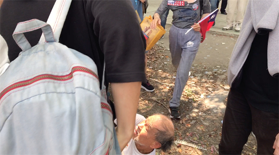 韩国瑜支持者被推倒在地（图片来源：台湾“中时电子报”）