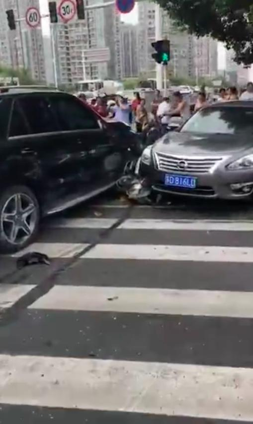 电动车几乎都是在等红灯时被撞。网传视屏截图