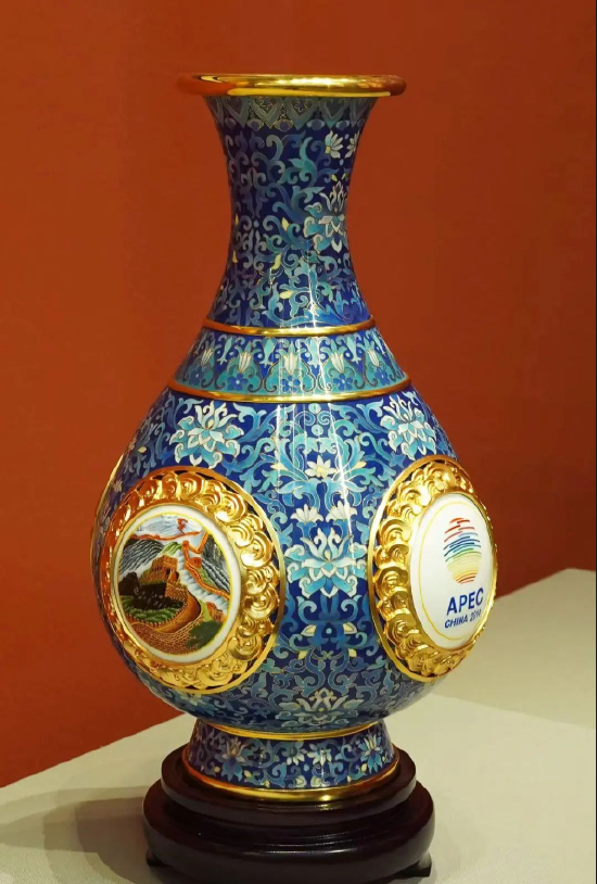  “四海升平”景泰蓝赏瓶（摄影/胡杨）
