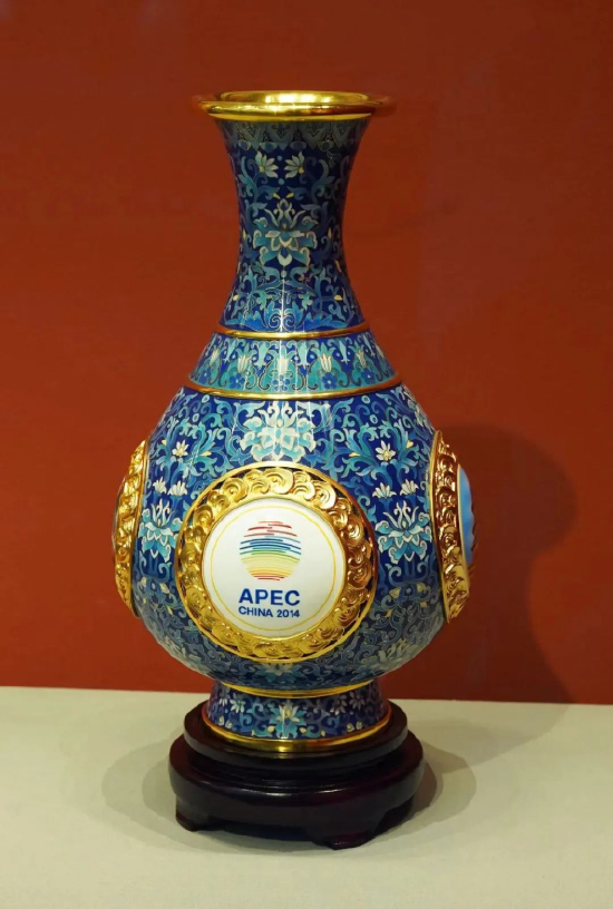 “四海升平”景泰蓝赏瓶（摄影/胡杨）