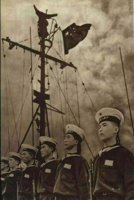 建国初期，海军水兵佩戴“八一”五角星帽徽和“中国人民解放军”胸章。