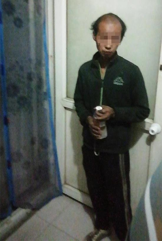 　2018年9月21日，田伟带田俊杰去洗澡，换掉身上的衣服。 受访者 供图