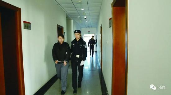 犯罪嫌疑人张某某（左一）被抓获