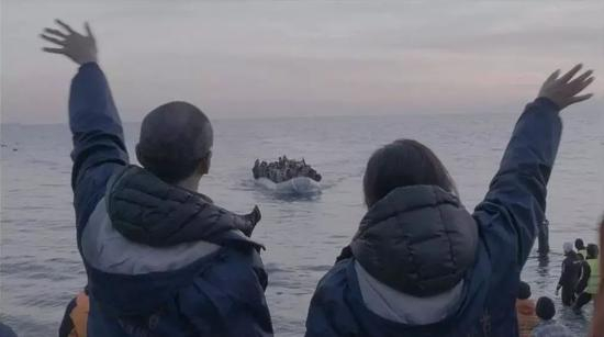 △&nbsp;《芳舟》剧照，希腊莱斯沃斯岛难民船登岸。