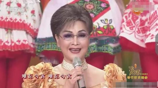 　2018年春节联欢晚会，李谷一演唱《难忘今宵》。来源：视频截图