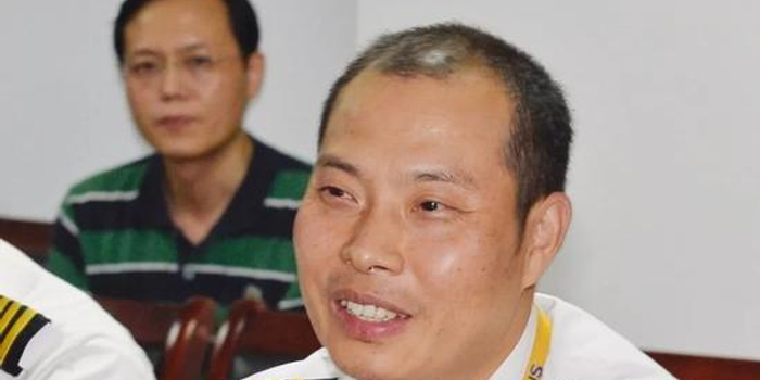 川航英雄机长战友:成功备降离不开空军生涯