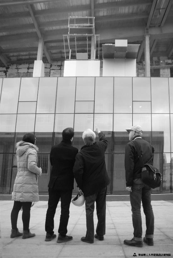 何镜堂和团队实地摆放选择铜板。