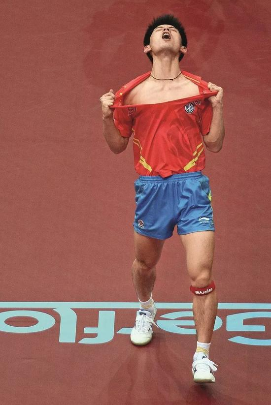 △2011年鹿特丹世乒赛，张继科打败队友王皓获得冠军，当场撕掉了衣服。