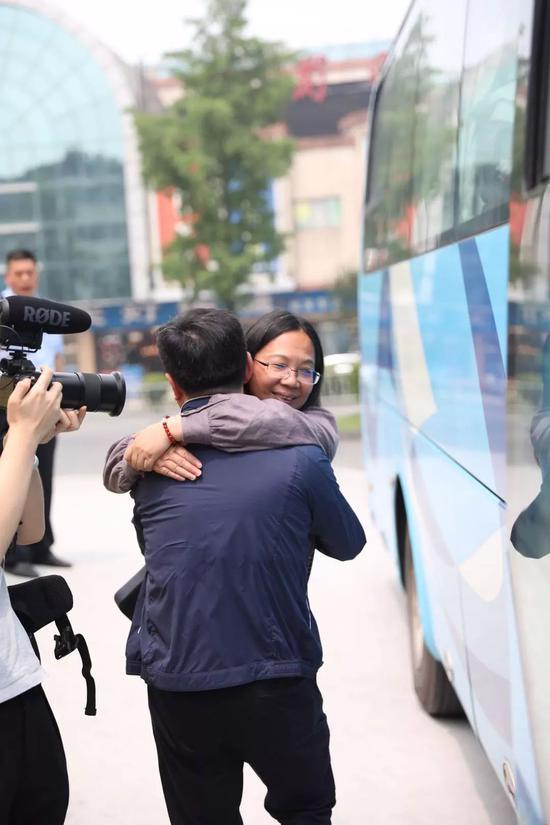 2018年5月4日，杜冬和虞锦华在家门口拥抱。受访者供图