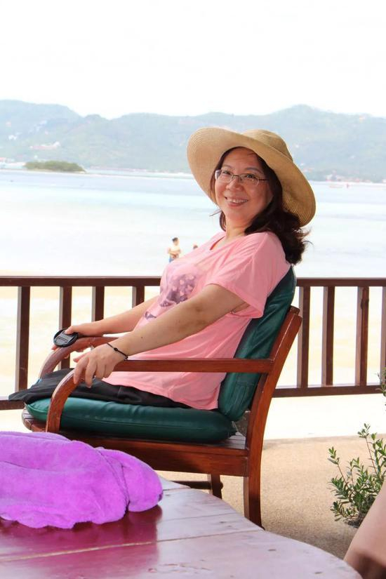 地震之后，虞锦华的家人带她到菲律宾长滩岛游玩。受访者供图