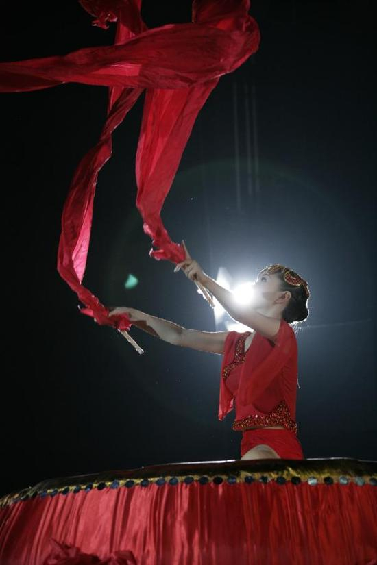 廖智在舞台上跳“鼓”舞