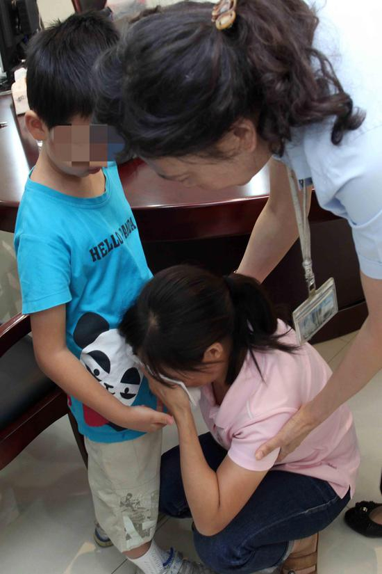 2013年9月，刘美莲接刘世豪回家。受访者供图