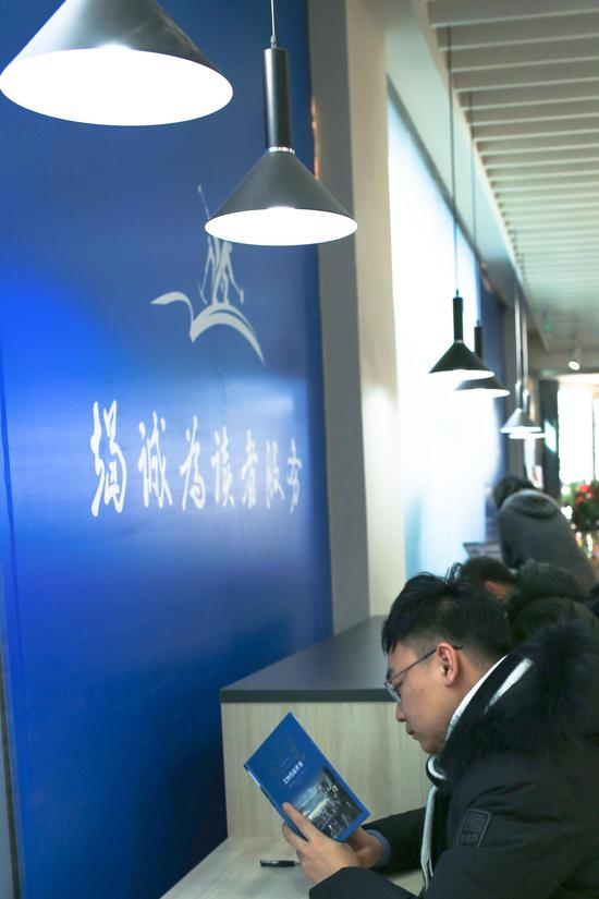 一名读者在原先的夜读区阅读《美妙的新世界》。
