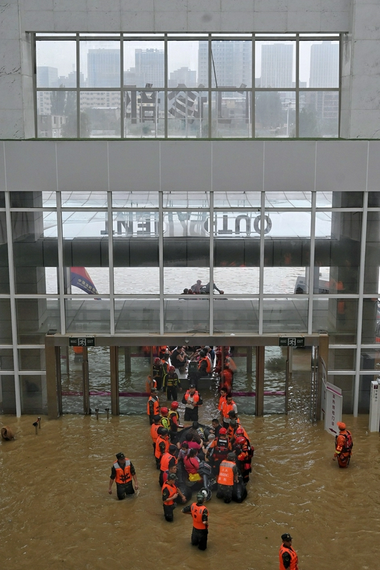 　　2021年7月22日，郑州市中牟县阜外华中医院，门诊大厅一楼积水过膝。众多救援队在水中实施救援。本文图片均为 澎湃新闻记者 孙湛 图