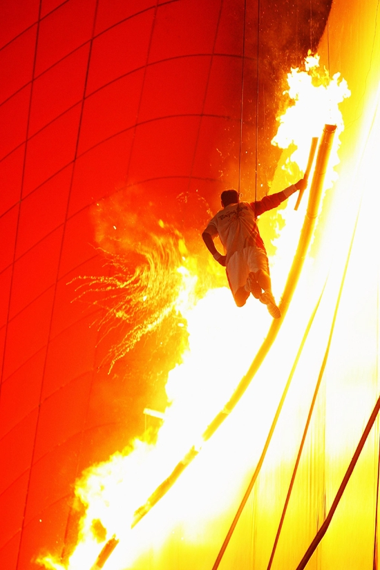 　李宁点燃主火炬。