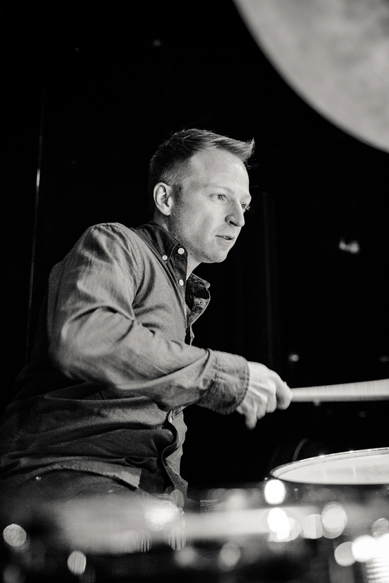 　查尔斯在演出。