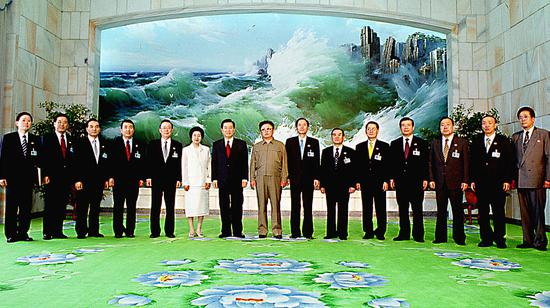 　　2000年6月13日，朝鲜平壤，时任朝鲜领导人金正日（左八）与时任韩国总统金大中（左七）会谈前合影。